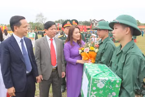 Lãnh đạo huyện Triệu Phong tặng hoa động viên tân binh nhập ngũ.