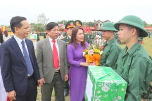 Lãnh đạo huyện Triệu Phong tặng hoa động viên tân binh nhập ngũ.