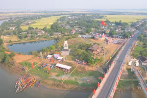 Lễ thượng cờ mừng ngày đất nước thống nhất ở Vĩ tuyến 17 - Hiền Lương.