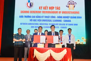 Trường CĐKT Công-Nông nghiệp Quảng Bình ký kết biên bản hợp tác trong đào tạo với Học viện của Canada.