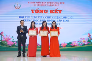 Ông Đặng Ngọc Tuấn, giám đốc Sở GD&ĐT trao giải Nhất cho các giáo viên. 