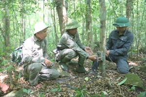 Nhóm cán bộ Ban quản lý Khu BTTN Bắc Hướng Hóa, Quảng Trị đặt "bẫy ảnh".