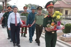 Ông Hà Sỹ Đồng, Phó Chủ tịch Thường trực UBND tỉnh tham dự Lễ truy điệu và an táng hài cốt liệt sĩ.