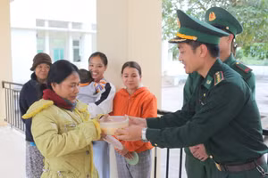 Đại úy Lê Anh Quốc, Bí thư Đoàn Đồn Biên phòng cửa khẩu quốc tế La Lay trao cháo cho bệnh nhân.