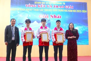 Giám đốc Sở GD&ĐT Quảng Trị Lê Thị Hương trao giải Nhất cho các học sinh có dự án xuất sắc.