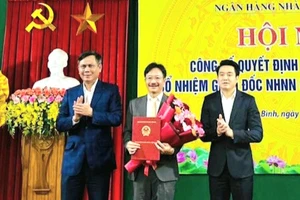 Lãnh đạo Ngân hàng Nhà nước Việt Nam và tỉnh Quảng Bình trao quyết định bổ nhiệm giám đốc.