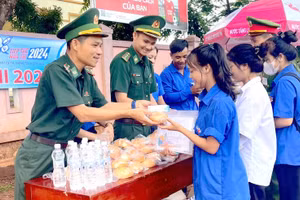 Đồn biên phòng Hướng Phùng hỗ trợ thí sinh dự thi tại điểm thi Trường THPT Hướng Phùng, huyện Hướng Hóa.