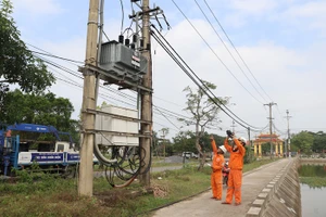 Điện lực Quảng Ninh tăng cường công tác kiểm tra các TBA mang tải cao bằng camera nhiệt.