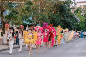 Lễ hội đường phố tại Quảng Bình thu hút hàng nghìn người dân tham gia.