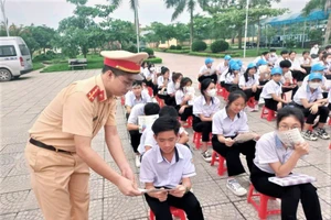 Công an tỉnh Quảng Bình tuyên truyền, phổ biến giáo dục pháp luật về trật tự an toàn giao thông tại trường học.