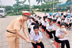 Công an tỉnh Quảng Bình tuyên truyền, phổ biến giáo dục pháp luật về trật tự an toàn giao thông tại trường học.