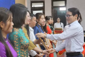 Ông Mai Huy Phương, Phó Giám đốc Sở GD&ĐT trao chứng nhận cho các giáo viên đạt giải.