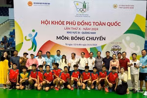 Đoàn VĐV Quảng Trị tham gia môn bóng chuyền.