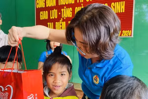 Giáo viên Trường Tiểu học số 1 Đồng Lê tặng quà đến các em học sinh bản Cà Xen.