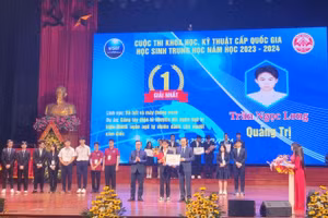 Ban tổ chức trao giải Nhất cho em Trần Ngọc Long.