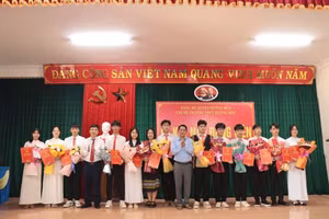 Ông Hồ Văn Vinh, Phó Bí thư Thường trực Huyện ủy, Chủ tịch HĐND huyện Hướng Hóa trao quyết định và chúc mừng các đảng viên mới.