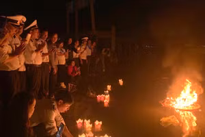 Các đồng đội thả nến xuống biển tri ân liệt sĩ hy sinh trận Gạc Ma.