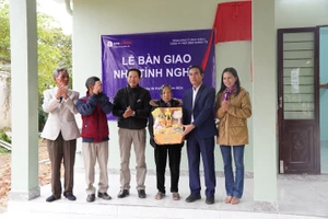 Lãnh đạo Công ty và lãnh đạo chính quyền địa phương bàn giao nhà tình nghĩa cho bà Trần Thị Sen, thôn Nhật Lệ, xã Cam Thủy.