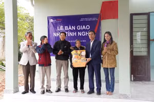 Lãnh đạo Công ty và lãnh đạo chính quyền địa phương bàn giao nhà tình nghĩa cho bà Trần Thị Sen, thôn Nhật Lệ, xã Cam Thủy.