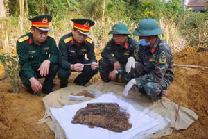 Thượng tá Trương Khắc Duẩn, Chủ nhiệm Chính trị Bộ CHQS tỉnh kiểm tra hiện trường tìm kiếm hài cốt liệt sĩ. Ảnh: Xuân Diện