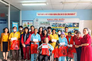 Cô và trò iSchool Quảng Trị trao quà cho bệnh nhân tại khoa Ung bướu, bệnh viện đa khoa tỉnh.