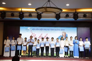 Tặng quà cho trẻ em mồ côi, khó khăn ở Quảng Bình.