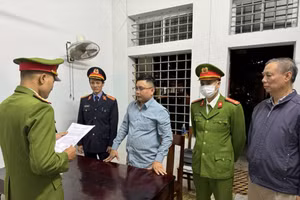 Cơ quan CSĐT thi hành lệnh giữ người khẩn cấp với Mai Xuân Hữu.