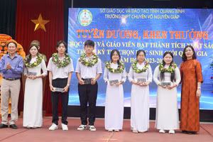 Lãnh đạo nhà trường tuyên dương học sinh đạt giải quốc gia. 