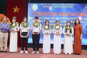 Lãnh đạo nhà trường tuyên dương học sinh đạt giải quốc gia. 