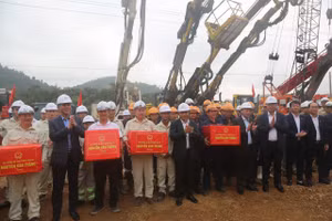 Bộ trưởng GTVT Nguyễn Văn Thắng và lãnh đạo tỉnh Quảng Bình tặng quà động viên công nhân thi công công trình.