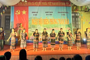 Đồng bào xã biên giới A Vao biểu diễn văn nghệ trong ngày hội "Biên phòng toàn dân".