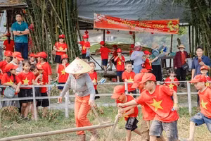 Học sinh được các bác nông dân hướng dẫn kỹ năng cày đất.