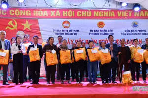 Lãnh đạo Ủy ban MTTQ Việt Nam tỉnh và Ban Dân vận Tỉnh ủy Quảng Bình trao quà tặng các gia đình khó khăn.