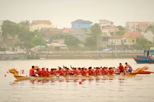 Giải đua năm nay được tổ chức trên sông Nhật Lệ (TP Đồng Hới, tỉnh Quảng Bình).