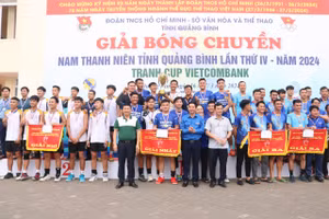 Ban tổ chức trao giải cho các đội thi đấu.