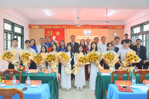 Ông Nguyễn Đăng Quang - Phó Bí thư Thường trực Tỉnh ủy, Chủ tịch HĐND tỉnh Quảng Trị; TS Lê Thị Hương, Giám đốc Sở GD&ĐT tặng hoa chúc mừng các đảng viên mới.