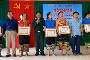 Phòng GD&ĐT kết hợp với Đồn biên Phòng, Đoàn kinh tế quốc phòng 4 để tổ chức dạy xoá mù chữ. Ảnh NVCC.