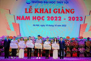 Tân sinh viên nhận học bổng toàn phần toàn khóa học trị giá 90 triệu đồng mỗi em.