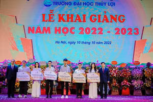 Tân sinh viên nhận học bổng toàn phần toàn khóa học trị giá 90 triệu đồng mỗi em.
