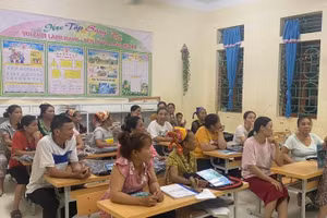 Lớp học xóa mù chữ ở Nghệ An. Ảnh NVCC.