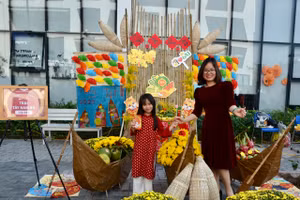 Học sinh trang trí không gian Tết truyền thống Tây Nam Bộ. Ảnh Ngô Chuyên.