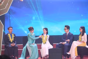 Cô giáo không tay Lê Thị Thắm giao lưu chia sẻ tại lễ tuyên dương.