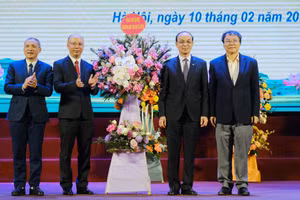 Ban Giám hiệu Trường Đại học Thủy lợi chúc mừng tân Chủ tịch Hội đồng trường.