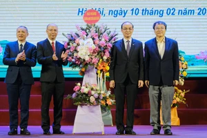 Ban Giám hiệu Trường Đại học Thủy lợi chúc mừng tân Chủ tịch Hội đồng trường.