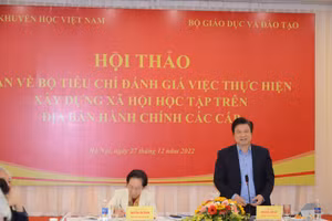 Thứ trưởng Bộ GD&ĐT Nguyễn Hữu Độ phát biểu. Ảnh NC.