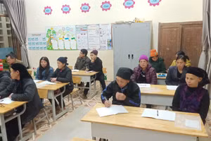 Học viên tham gia lớp xoá mù ở huyện Bình Gia, Lạng Sơn.