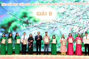 Nhà báo Ngô Chuyên (thứ 4 từ trái sang) - Báo Giáo dục và Thời đại, đại diện nhóm tác giả nhận giải B.