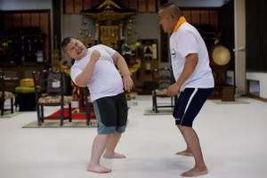 Kyuta tập sumo với bố.