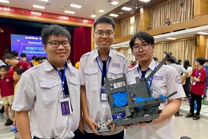 Ba chàng trai Dương Nghiệp Quý, Huỳnh Minh Khang và Ngô Hoàng Quân tham gia giải National Robotics Tournament 2022. Ảnh NC.