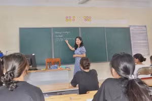 Nhà giáo ưu tú Lê Thị Huyền Diệp đang ôn luyện cho học sinh lớp 12. Ảnh Ngô Chuyên.